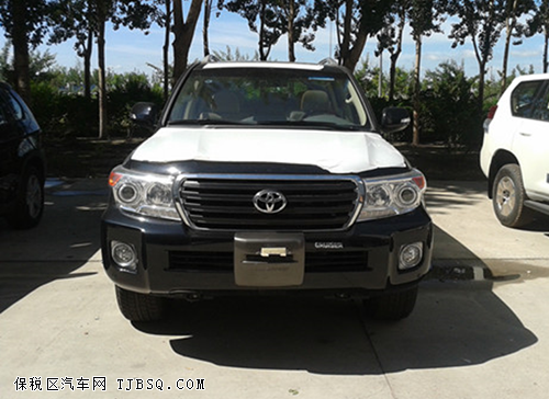 丰田酷路泽4000已到店 迎宾灯导航倒影