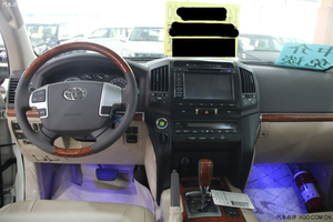 丰田酷路泽4000已到店 迎宾灯导航倒影