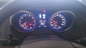 2014款丰田普拉多2700VX中东版 彩色仪表盘