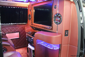 奔驰威霆优惠无止境 现车独领风潮精英本色