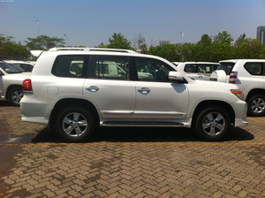 丰田酷路泽4000现车到店 现车年底优惠不断