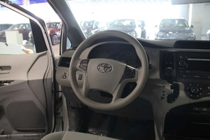 14款丰田塞纳3.5现车让利 商务七座豪华享受