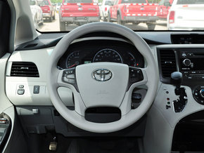 新款丰田塞纳3.5电动门 现车四驱标配低报价