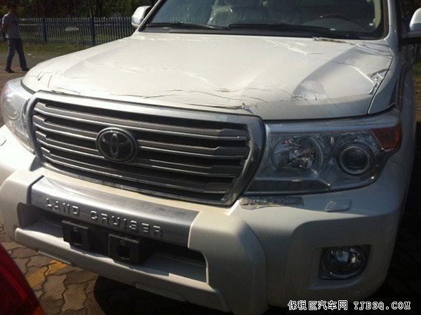 2013款丰田酷路泽5700 前后包围/双备胎现车112万起