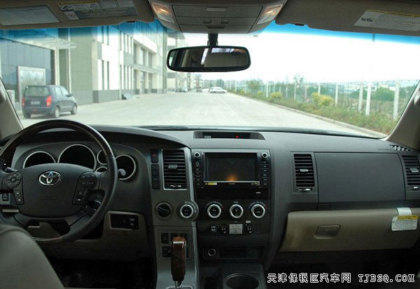丰田红杉5.7L现车盛夏降价回馈 威望越野新价值