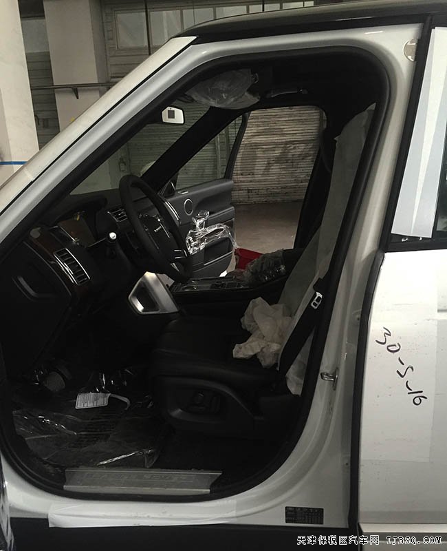 2016款路虎揽胜行政版3.0T 天津港现车惠享折扣