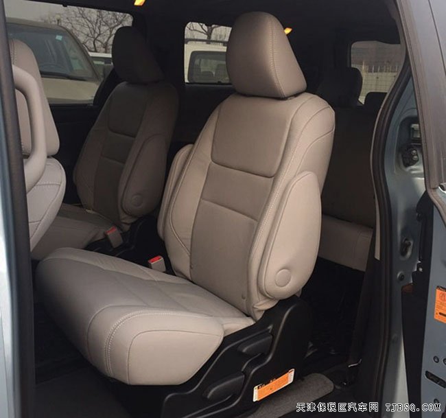 2016款丰田塞纳3.5L四驱版商务车 现车震撼让利