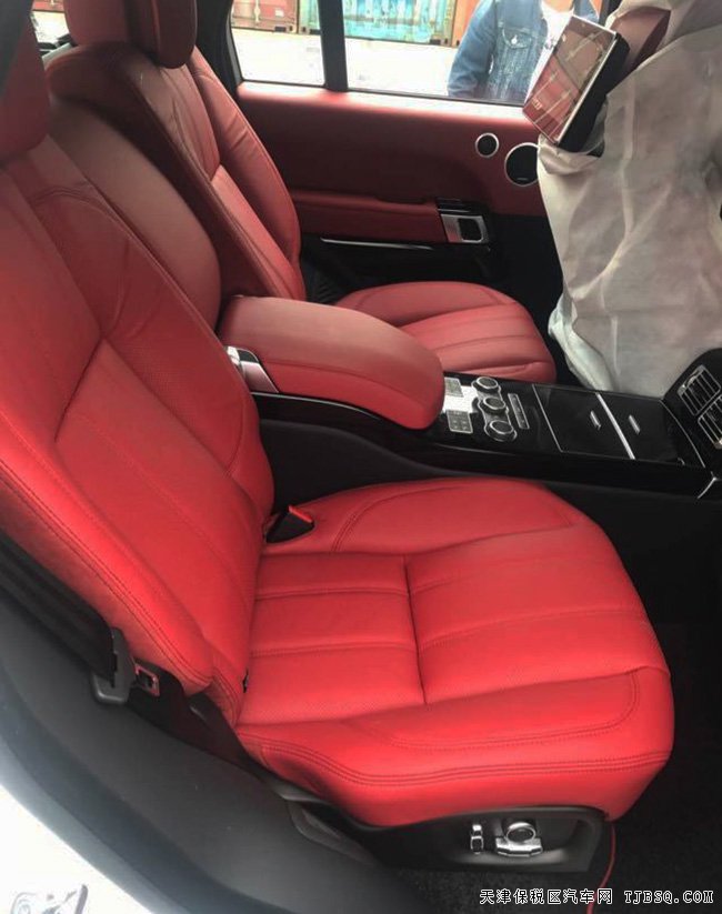 17款路虎揽胜3.0T柴油创世版 21轮/4座/后娱现车144万