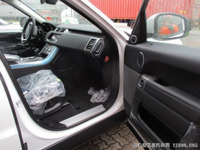 2017款路虎揽胜运动汽油版 滑动全景/19轮现车86.5万购