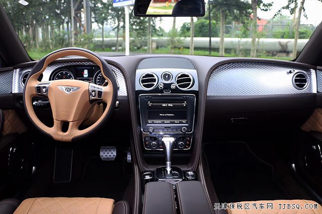 2017款宾利飞驰V8S欧规版 天窗/后娱/四座现车318万特惠