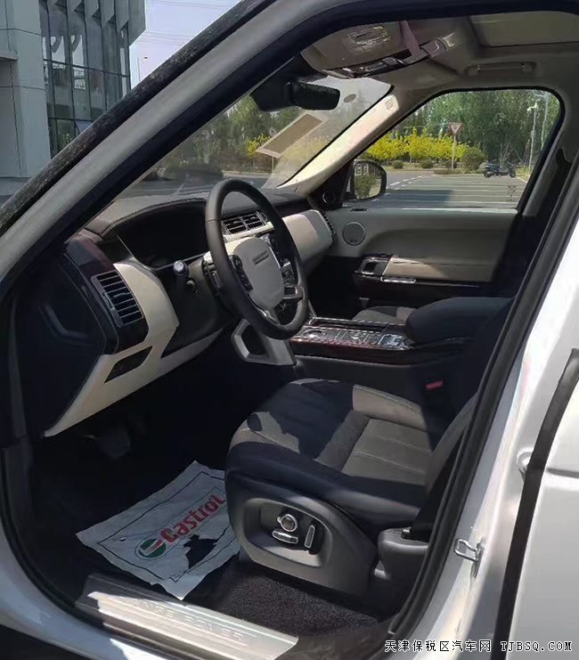 17款路虎揽胜3.0T行政汽油版 20轮/全景/二代现车124万