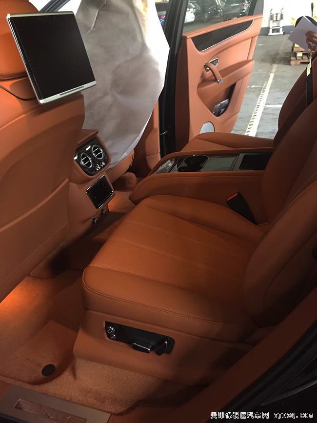 18款宾利添越4.0T柴油欧规版 全景/4座/舒适包现车321万