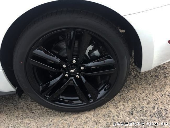 2017款福特野马2.3T加规版 19熏黑轮/性能包现车31.3万