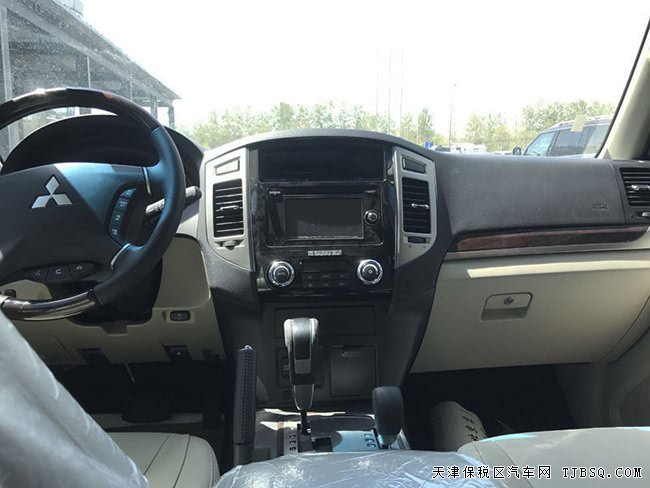 2018款三菱帕杰罗V97中东版 经典7座SUV优惠酬宾