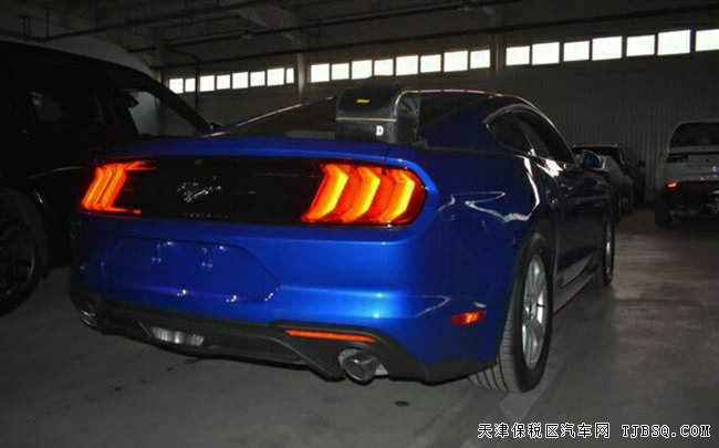 18款福特野马2.3T加规版跑车 10速/17轮现车30万优惠巨献