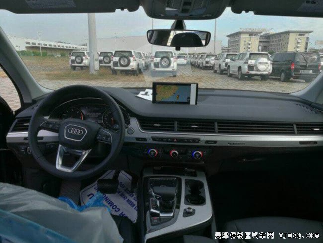 2018款奥迪Q7加规版 手写板/全景天窗/7座现车65万预订