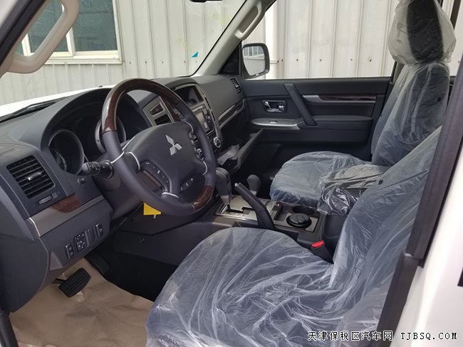 2018款三菱帕杰罗V97中东版 18轮/8气囊/天窗现车37.5万