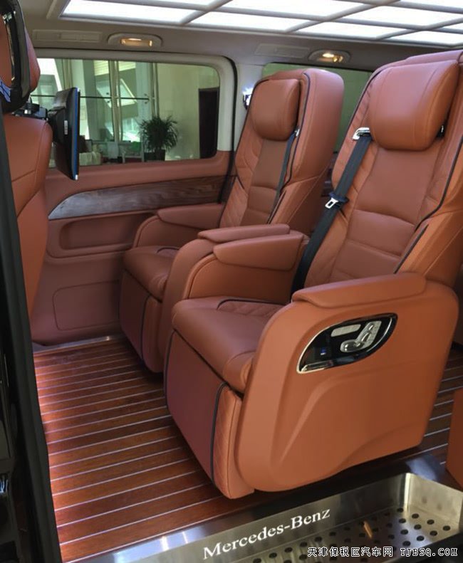 2018款奔驰V250中东版 4气囊/17轮/双电动门现车78万优享