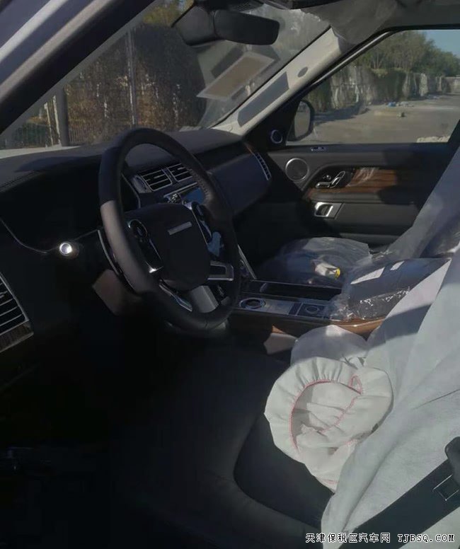 18款路虎揽胜3.0T行政汽油版 20轮/全景/二代现车119万