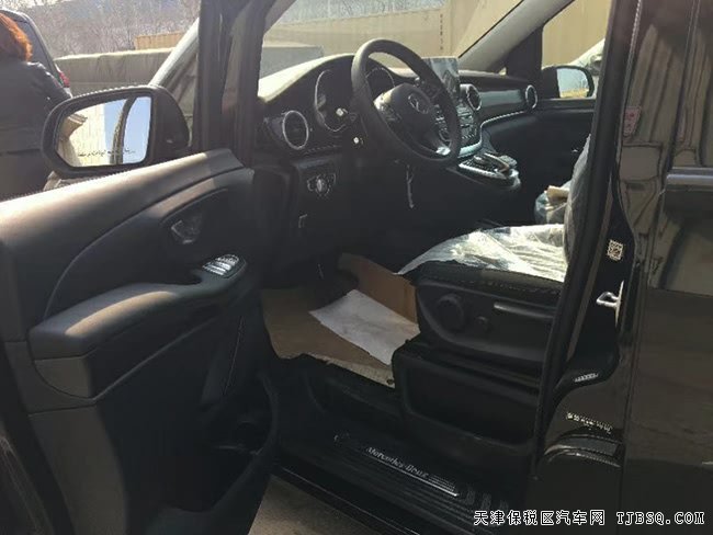 2018款奔驰V250中东版 7座/17轮/金属漆/电动门现车45万