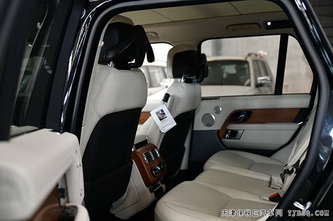 18款路虎揽胜3.0T行政汽油版 20轮/全景/二代现车111万