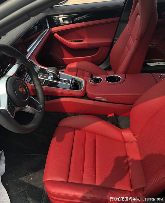 2019款保时捷Panamera4S加规版 金属漆/增强包现车179万