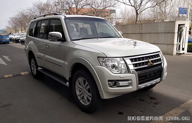 2019款三菱帕杰罗V97中东版 双差/18轮/天窗现车32.5万