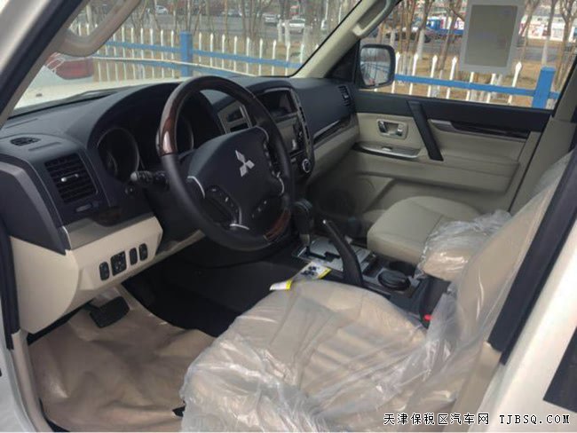 2019款三菱帕杰罗V97中东版 双差/18轮/天窗现车32.5万