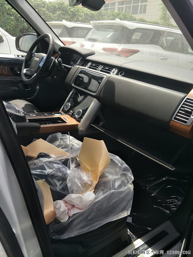 19款路虎揽胜3.0T柴油创世版 21轮/300PA座椅现车122万