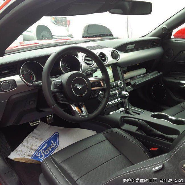 19款福特野马2.3T加规版 18熏黑轮/10速/遥启现车30.8万