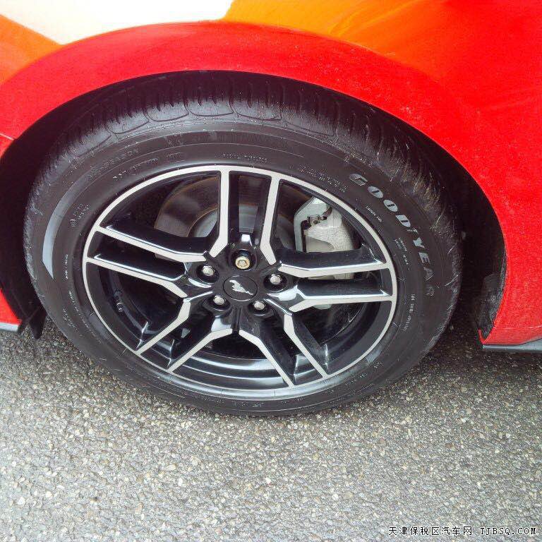 19款福特野马2.3T加规版 18熏黑轮/10速/遥启现车30.8万