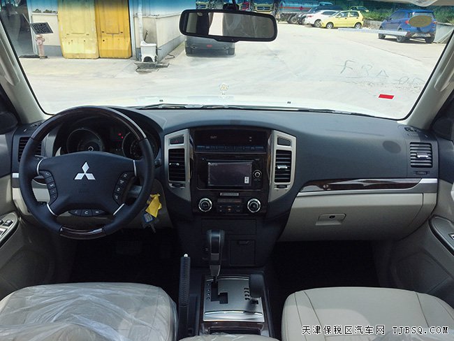 2019款三菱帕杰罗V97中东版 双差/18轮/天窗现车31.3万
