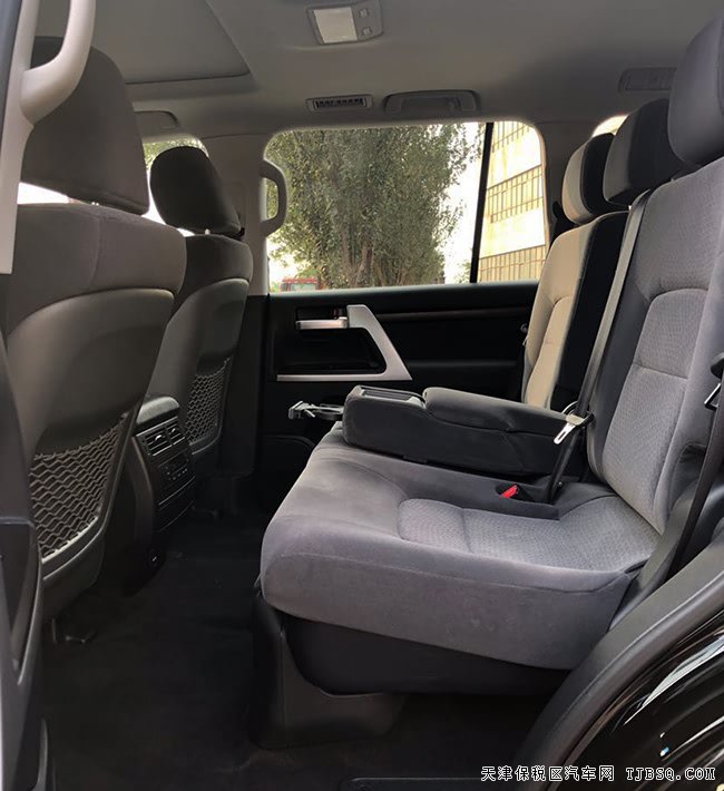 2019款丰田酷路泽5700中东版 8气囊/20轮/天窗现车113万