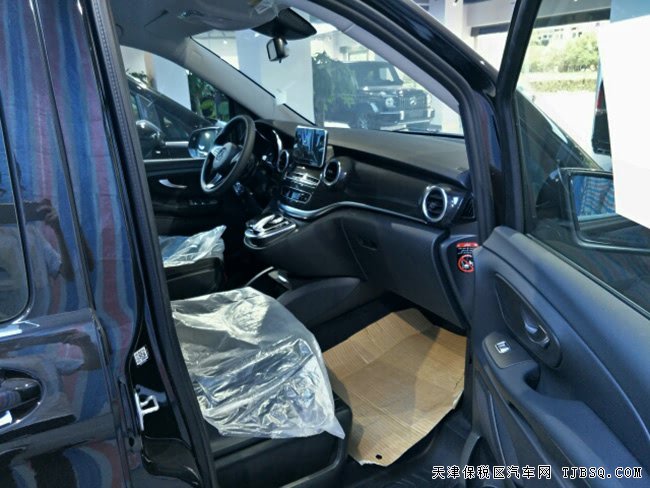 平行进口18款奔驰250中东版 双电动门/17轮现车44万优购