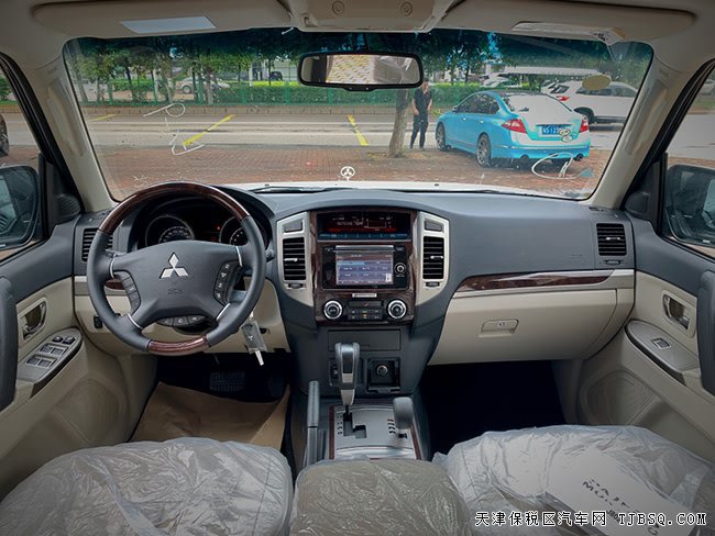 2019款三菱帕杰罗V97中东版 双差/天窗/18轮现车30.5万