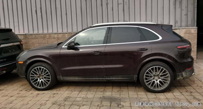 2019款保时捷卡宴加规版 金属漆/21轮/环影现车92.8万