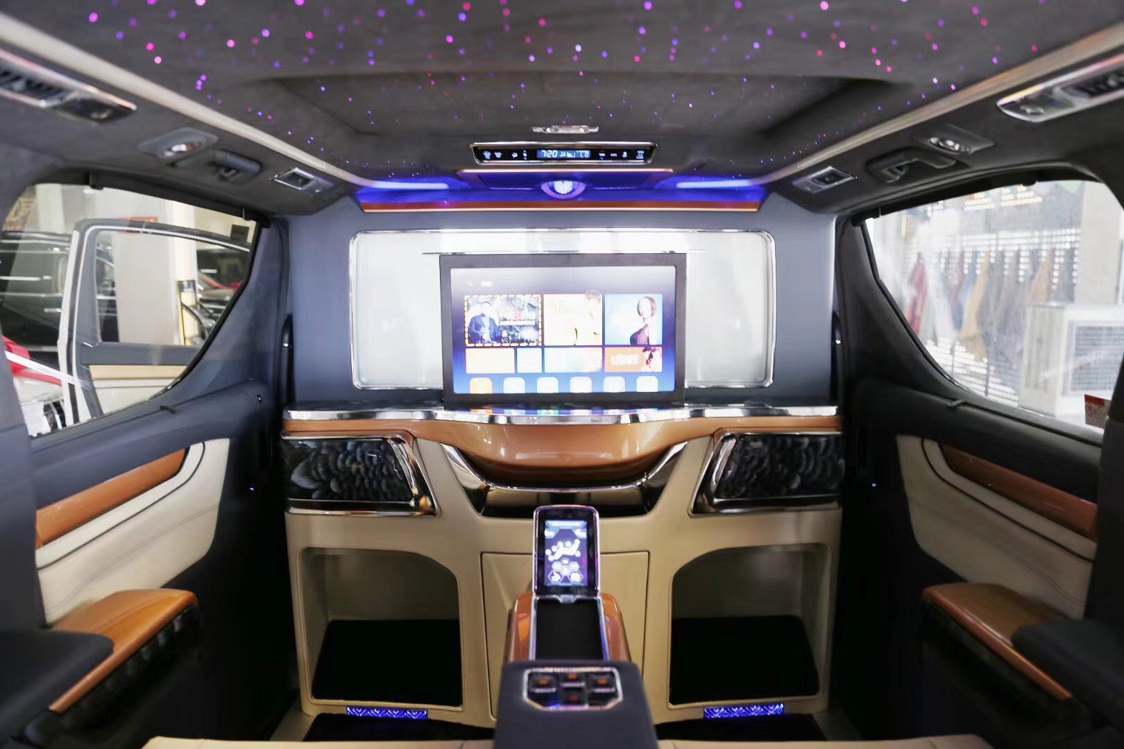 国六，全国上牌，20款丰田埃尔法新宿白天鹅版！