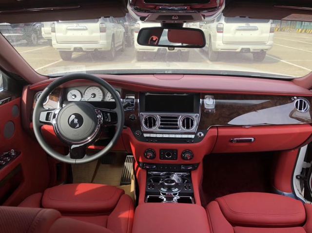 天津港欧版老板座驾劳斯莱斯古思特18款 6.6T 加长 仅售480万