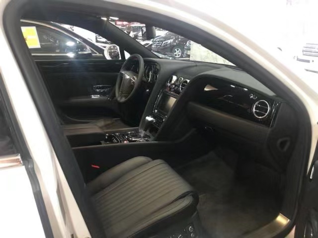 18ɳV8S 4.0TͰۿʱŻ235