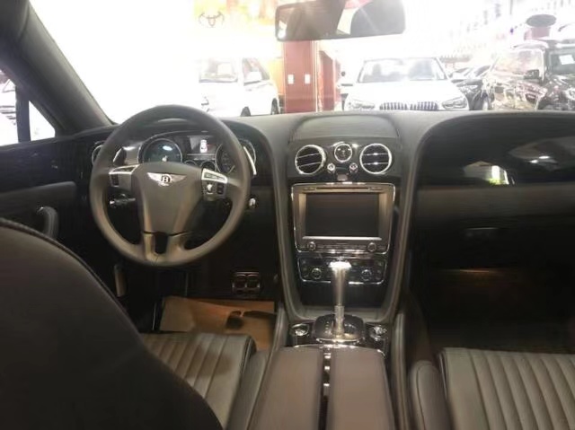 18ɳV8S 4.0TͰۿʱŻ235