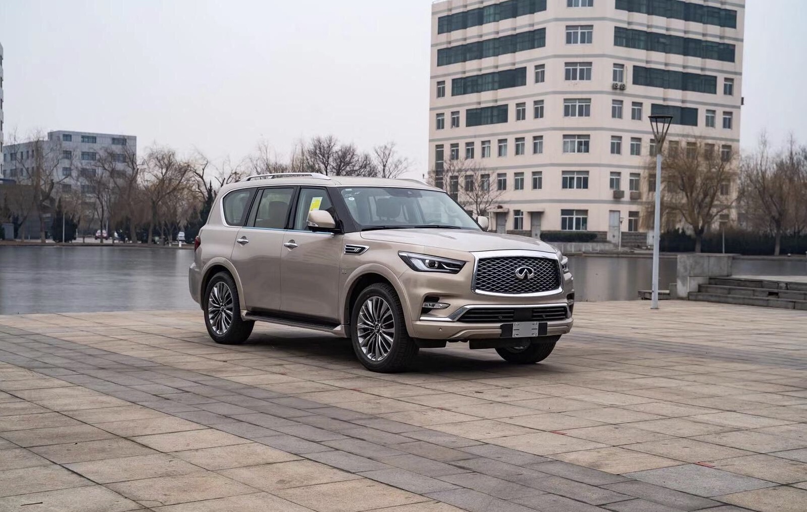 天津港平行进口车22款英菲尼迪QX80现车港口140万裸车优惠购