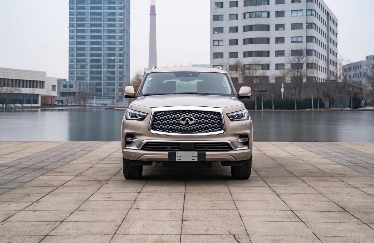 天津港中东版2019款英菲尼迪QX80 5.6 Pro顶配仅售105万现车