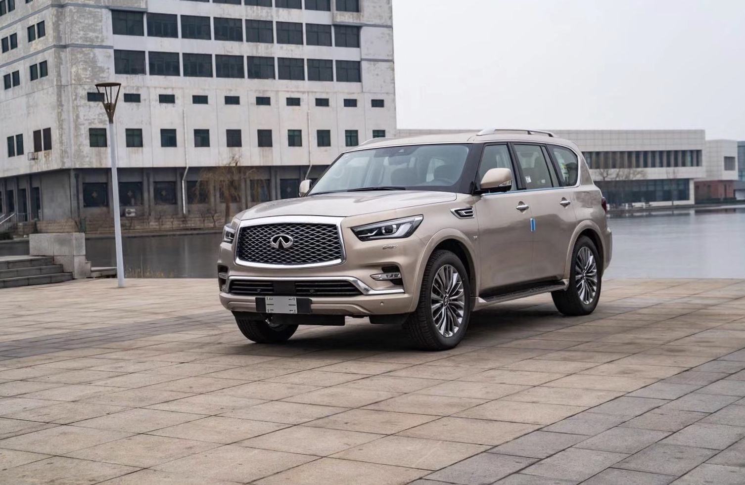 天津港中东版2019款英菲尼迪QX80 5.6 Pro顶配仅售105万现车