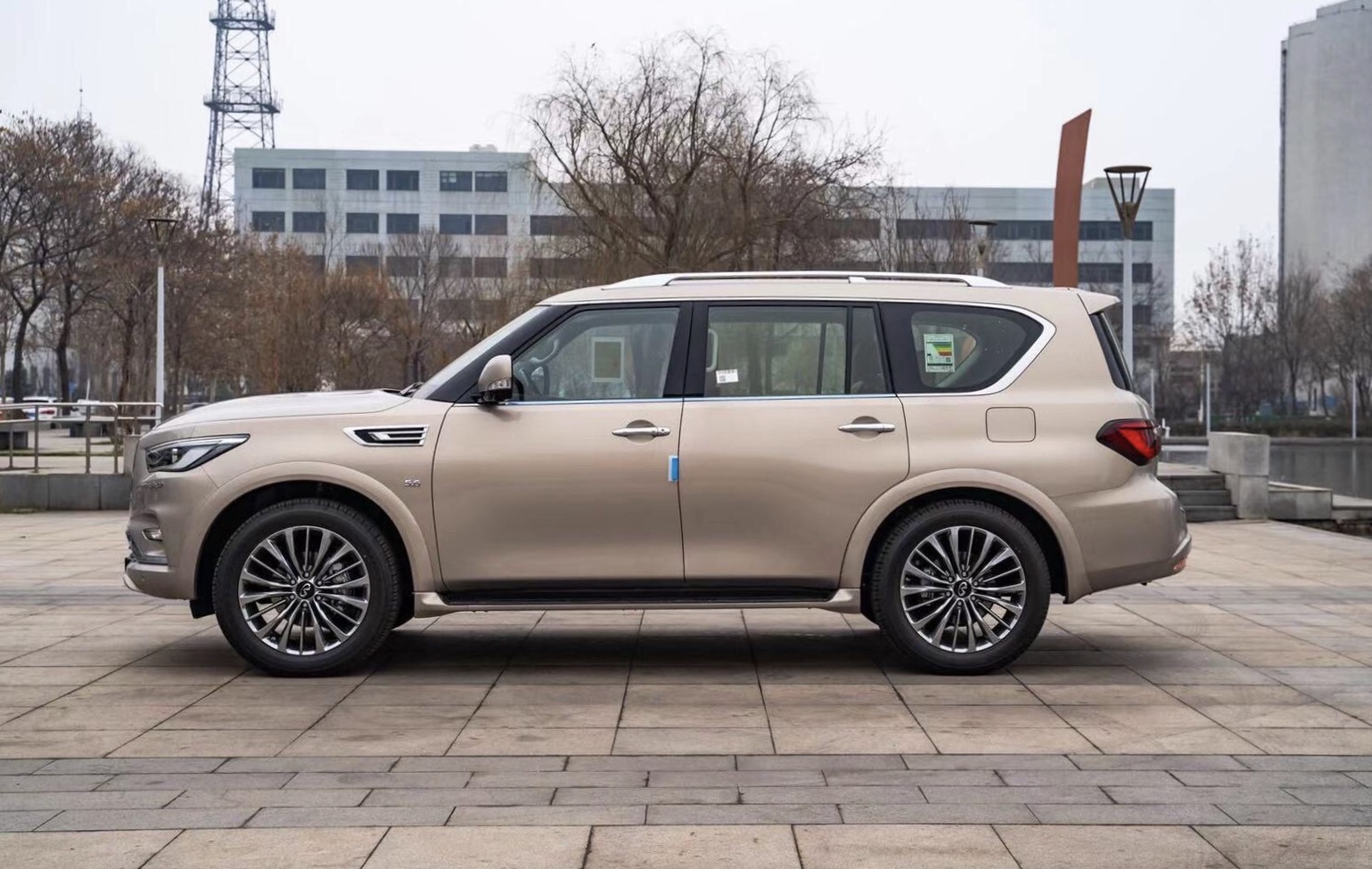 天津港中东版2019款英菲尼迪QX80 5.6 Pro顶配仅售105万现车