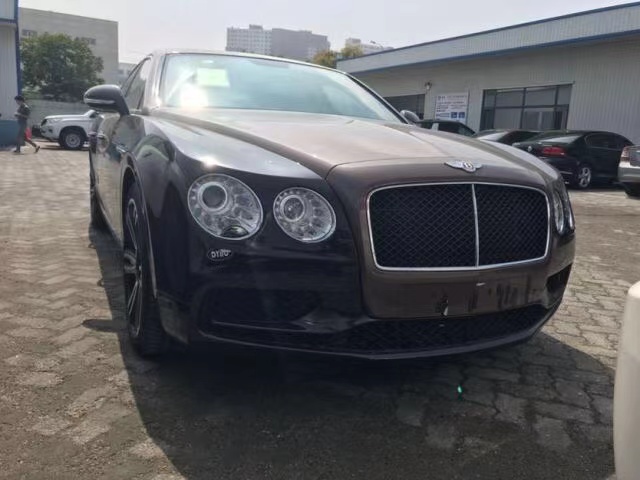 18款宾利飞驰4.0T 港口国五限时低价仅售243万