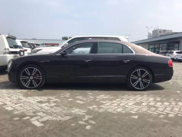 18款宾利飞驰4.0T 港口国五限时低价仅售243万