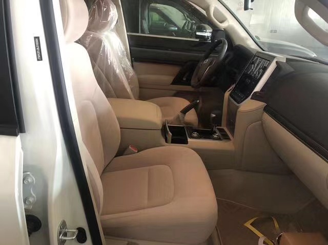 20款丰田酷路泽4000八气流水灯 港口现车特惠仅售85万