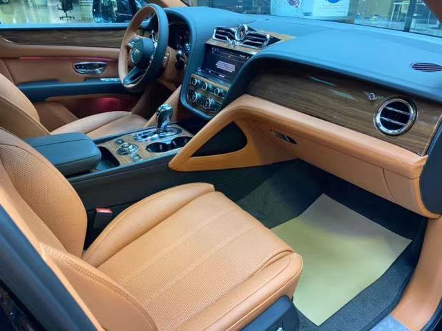 2021款宾利添越4.0T国六排放 港口现车全国上牌特惠335万