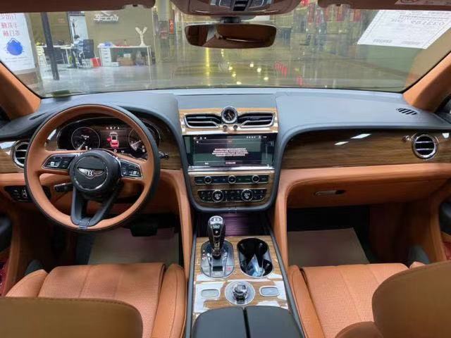 2021款宾利添越4.0T国六排放 港口现车全国上牌特惠335万