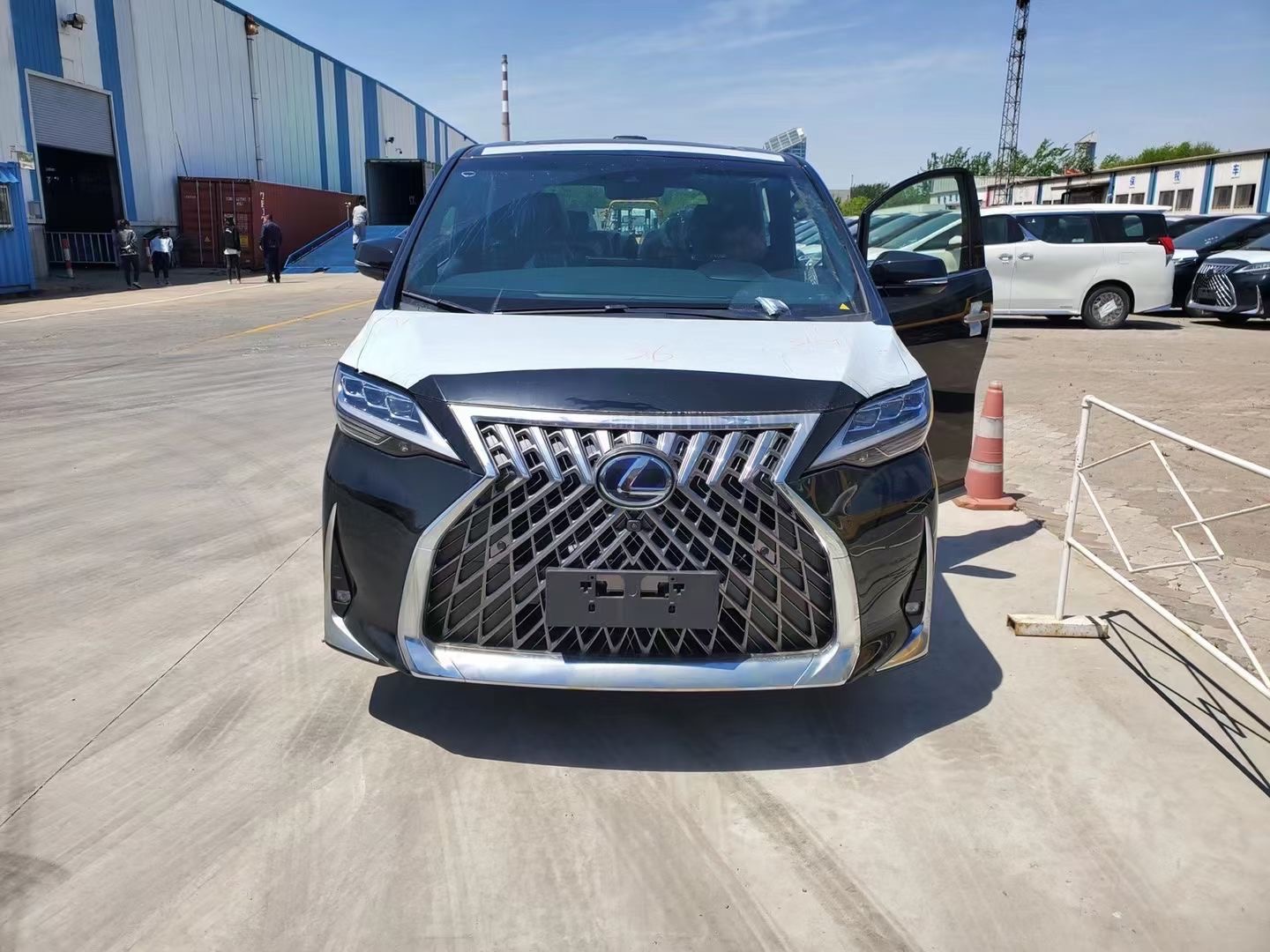 新款雷克萨斯LM300 2.5混动版四座七座全部现车国六价优钜惠